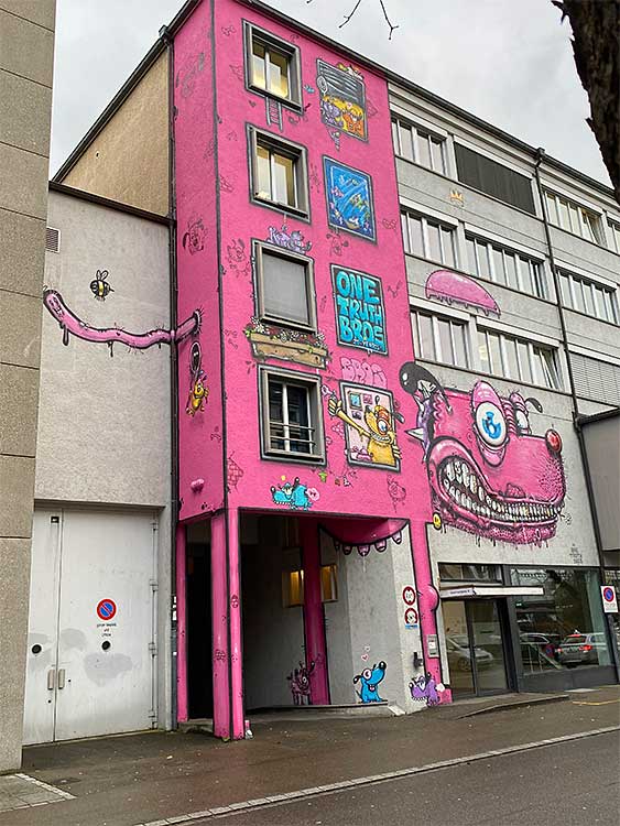 „Pink Dog“ des Schweizer Streetart-Duos One Truth Bros